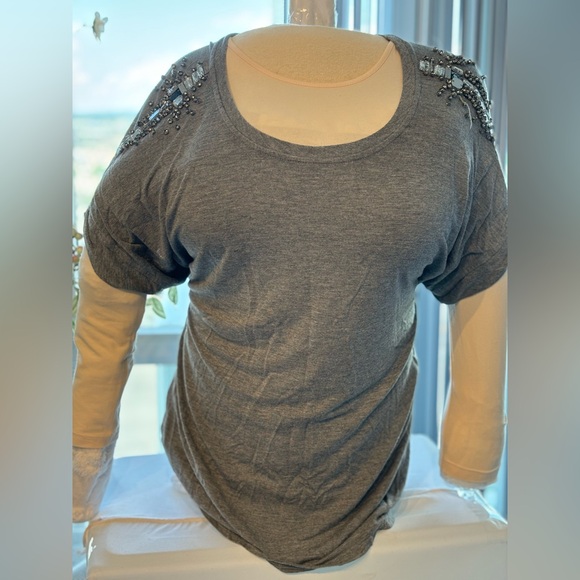 Grey t-shirt with beautiful sparkly gemstones sewn in shoulder - Picture 2 of 3